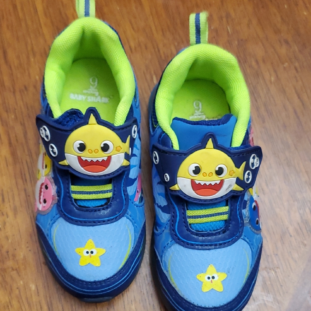 Pinkfong Baby Shark Toddler kids Light Up Sneakers - Blue and Yellow Sz.9